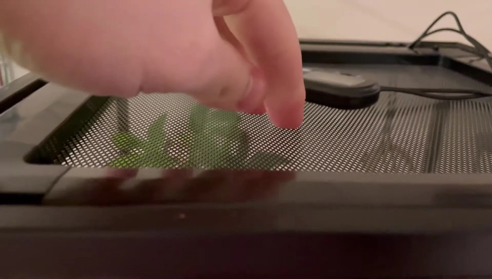 Close-up of the Reptizoo screen top demonstrating its flexibility under pressure.