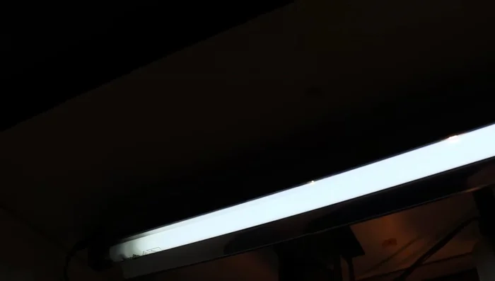 For closed-top enclosures, use the mounting screws provided with the UVB bulb to attach it to the top. If necessary, replace the provided screws with smaller ones to prevent them from popping through the enclosure top.