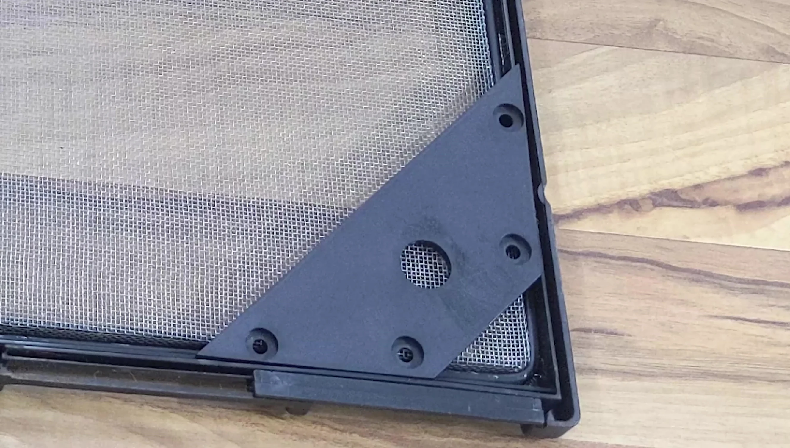 Screen top corner wedges