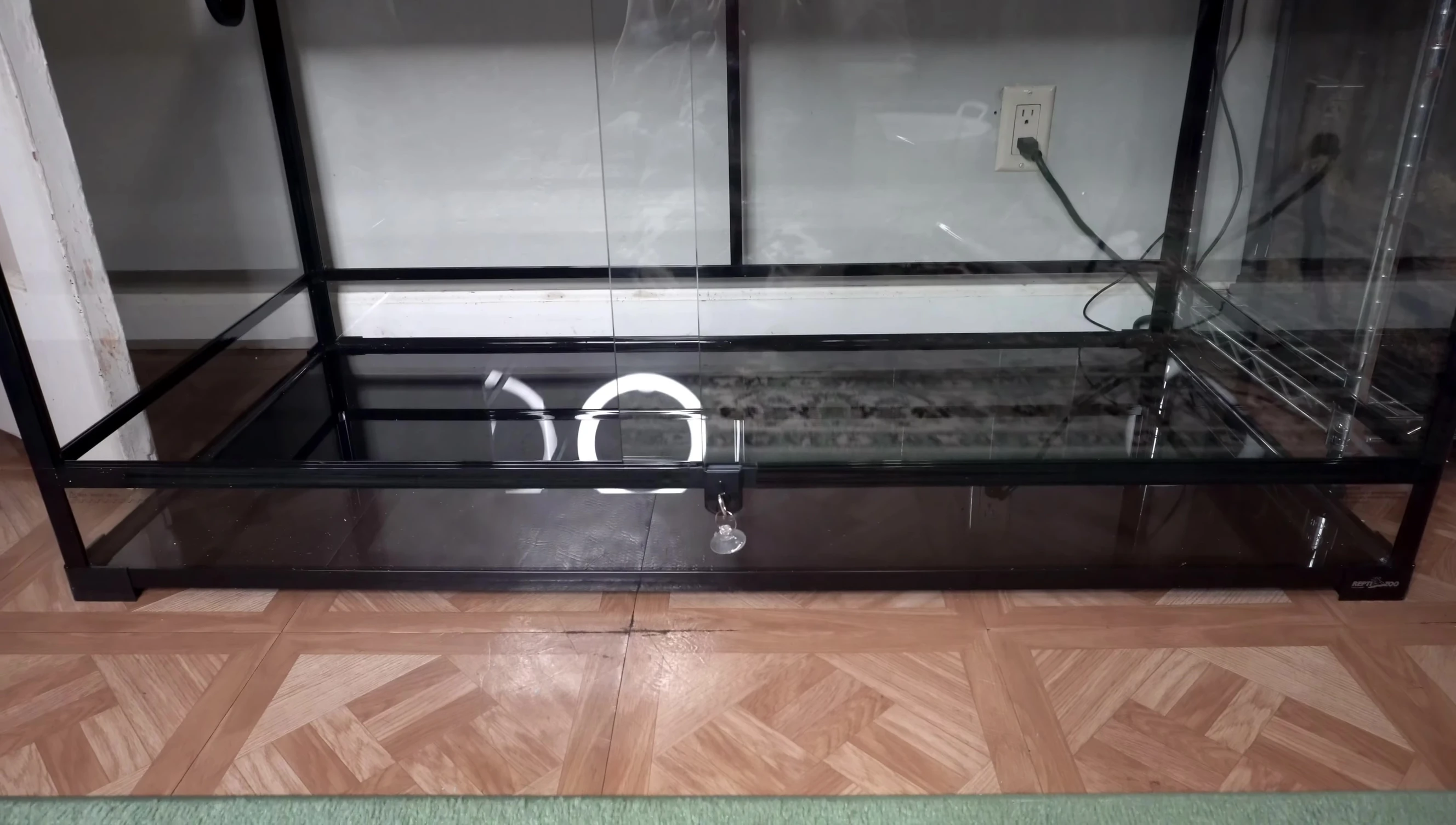 Close up of the all-glass construction.