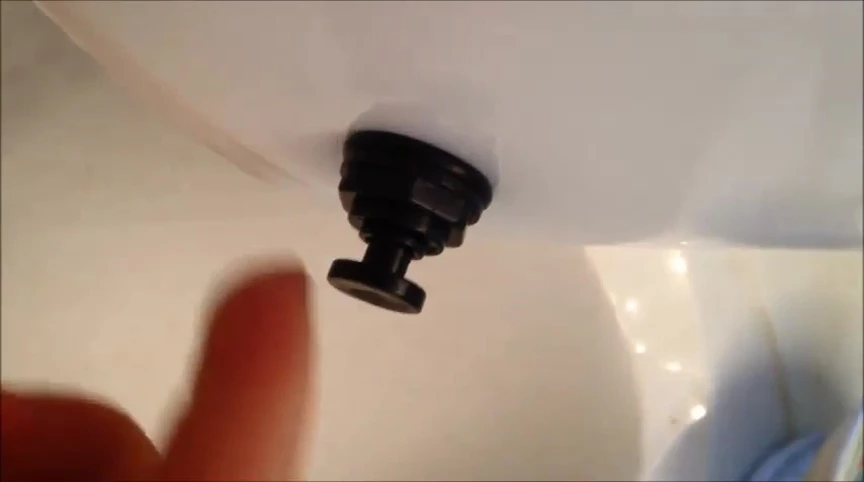 Leakage at the reservoir bulkhead fitting