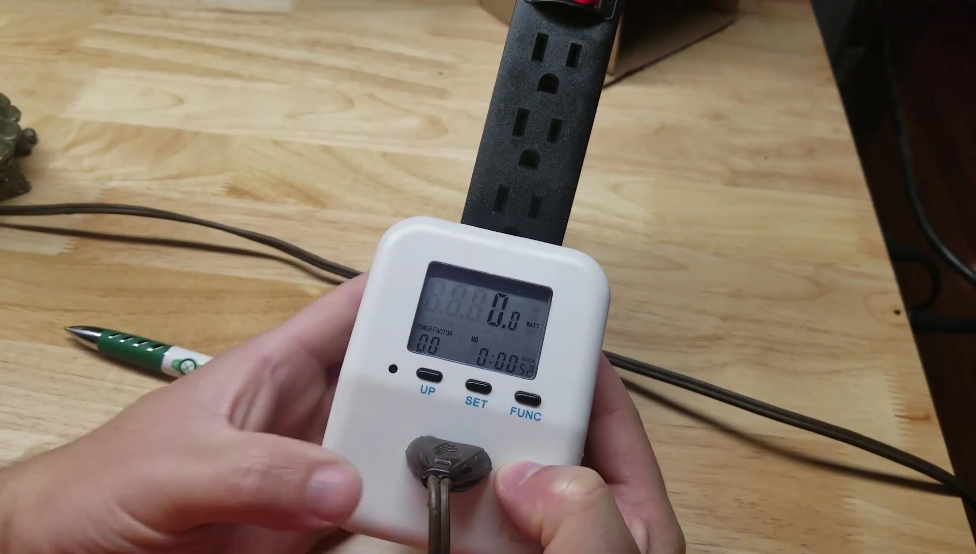 Energy monitor displaying the power consumption of the bulb.