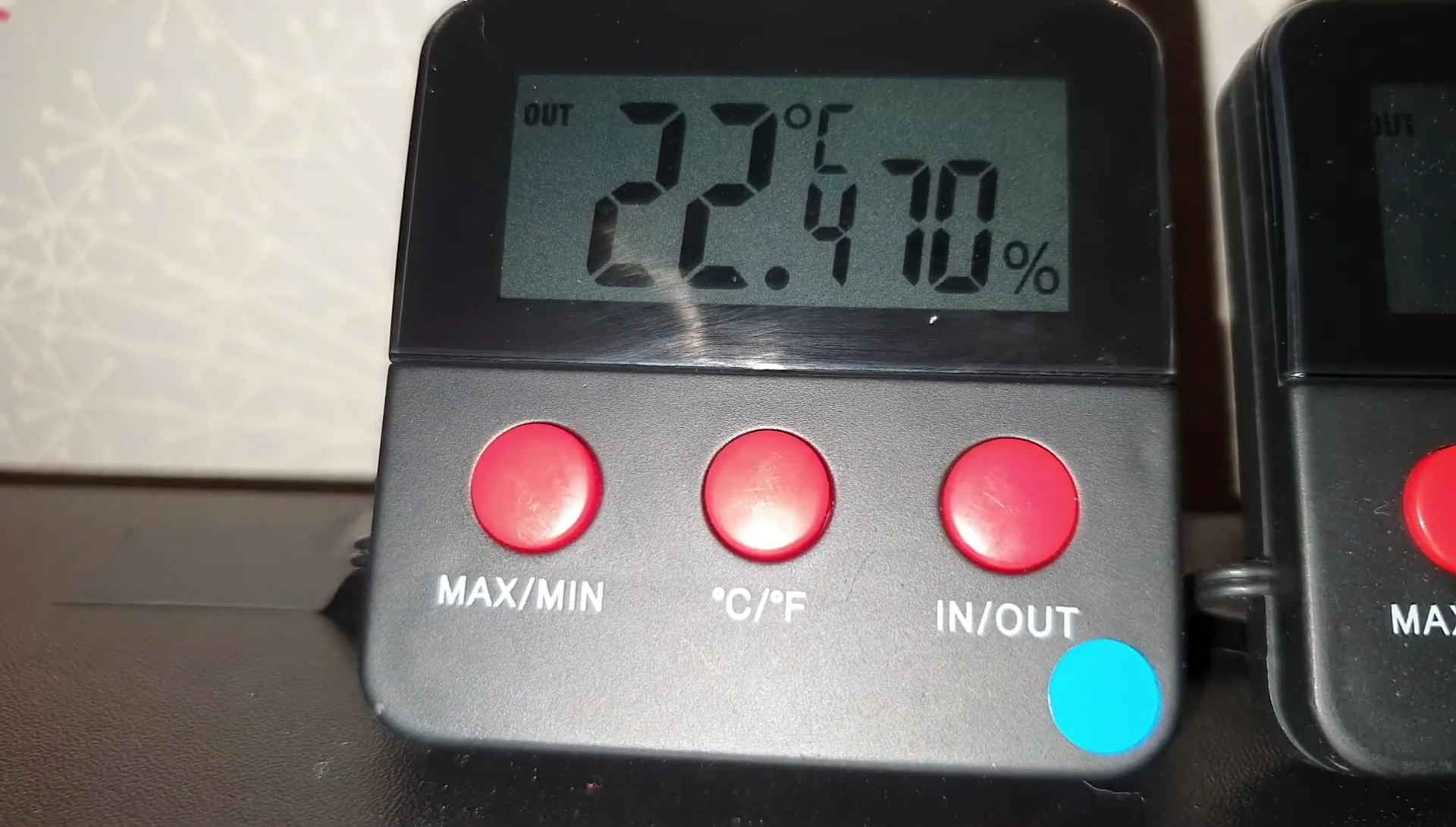 Size comparison between NEOREP and another thermometer brand