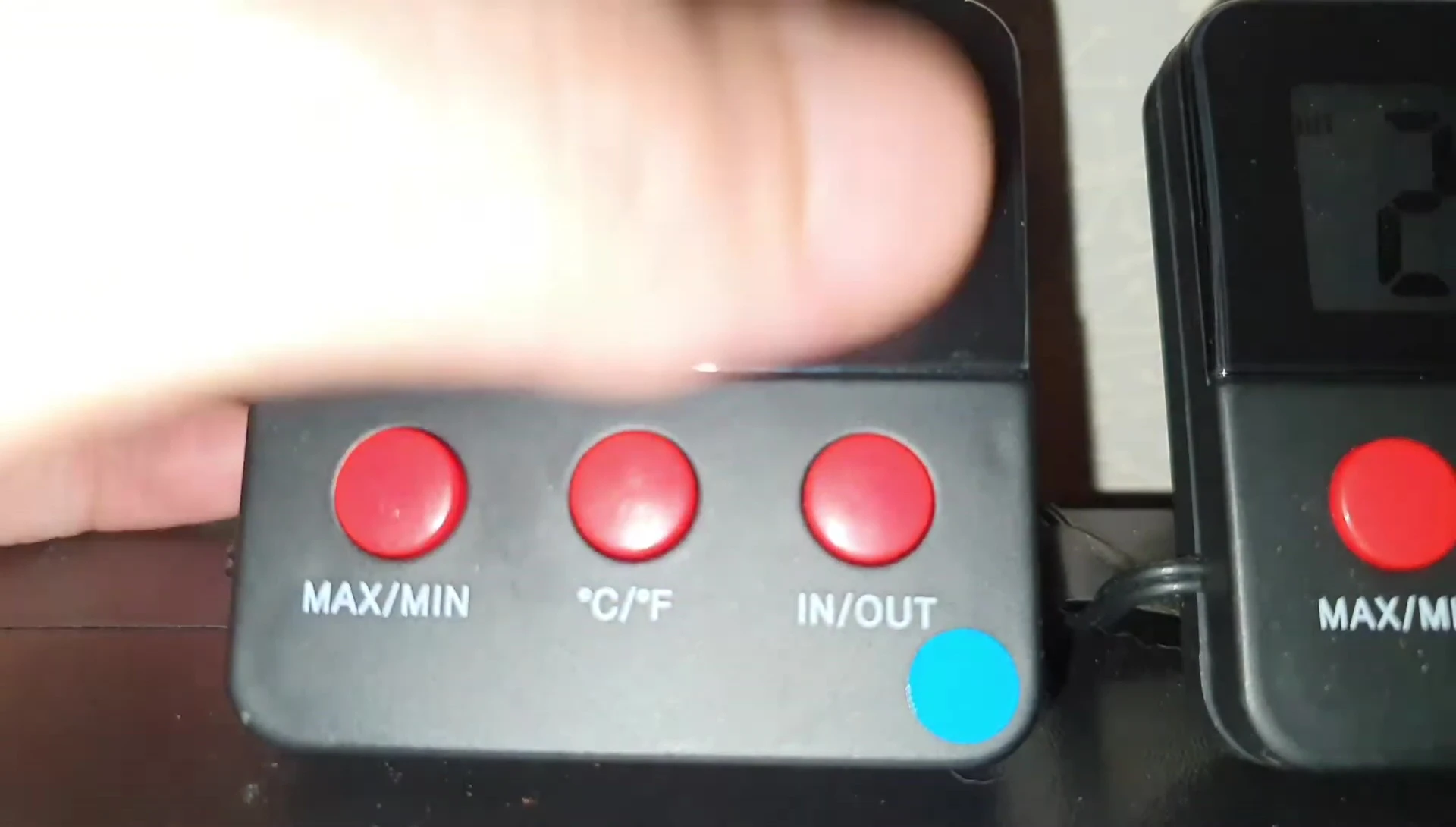 Display highlighting the 'IN' and 'OUT' buttons for internal and external readings