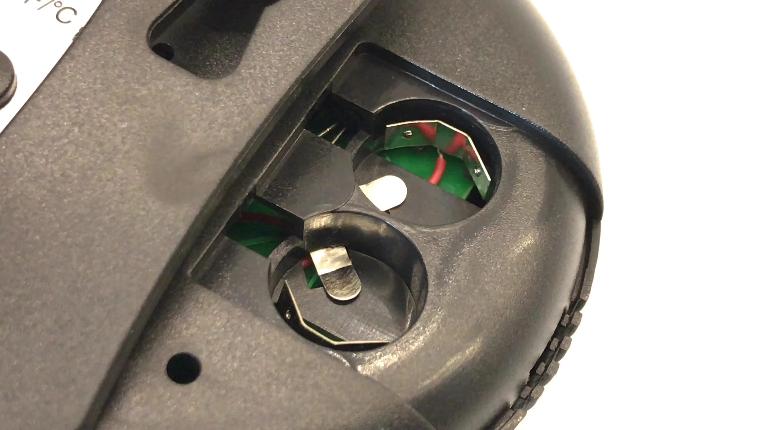 Close up of the battery compartment and clipping mechanism