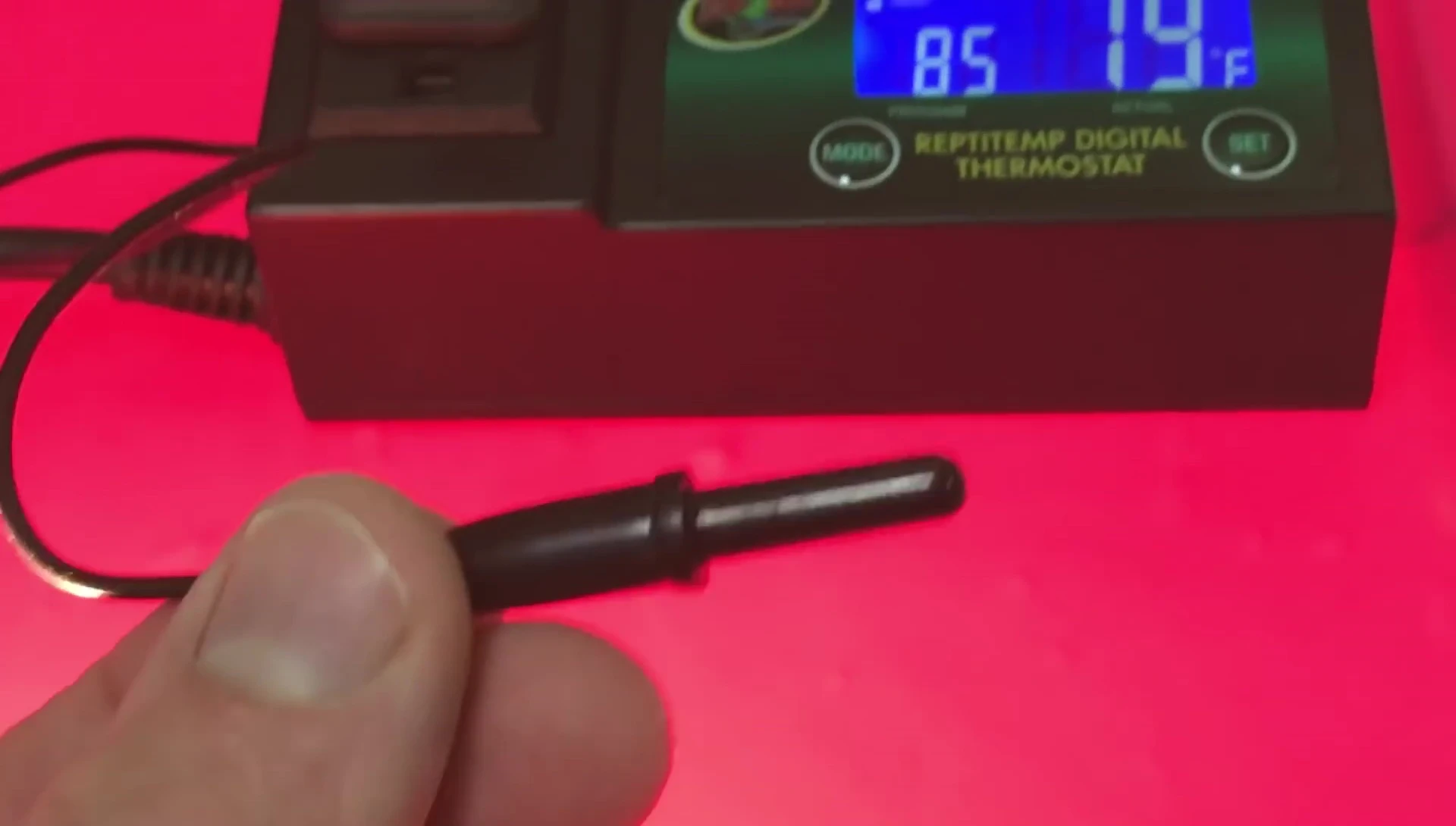 Close-up of the thermostat probe