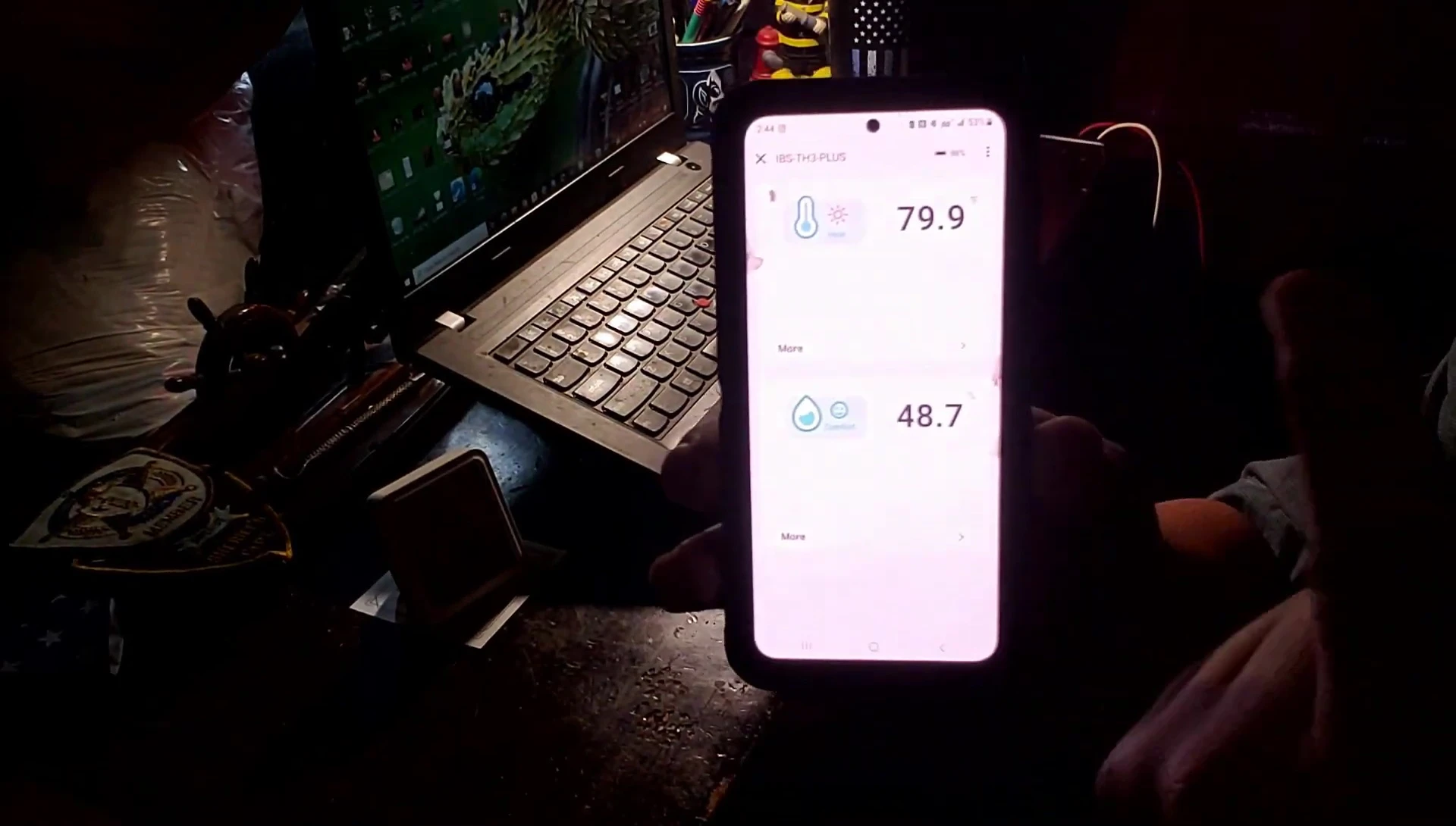 App interface showing temperature and humidity readings.