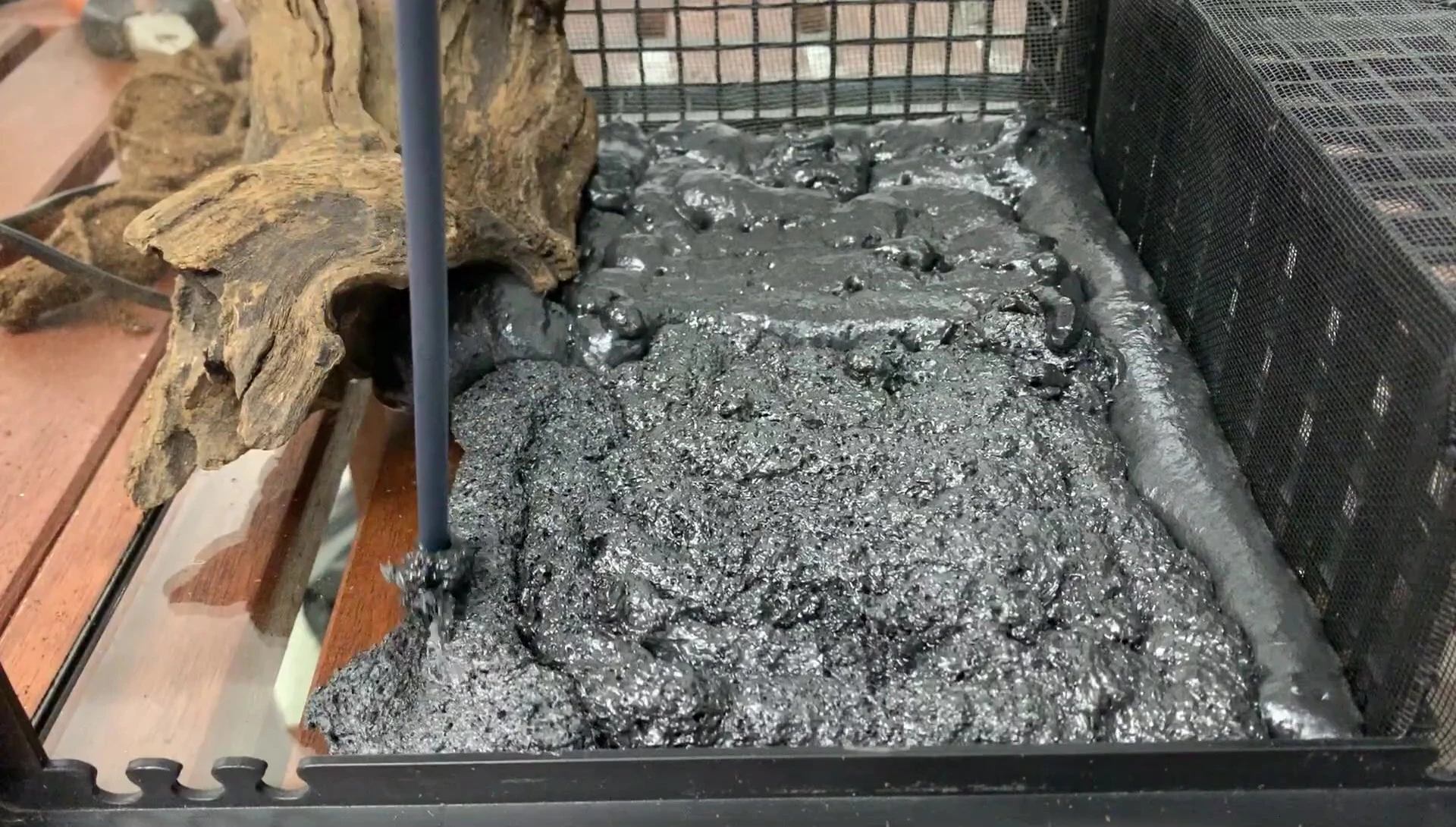 Applying foam with a zigzag pattern