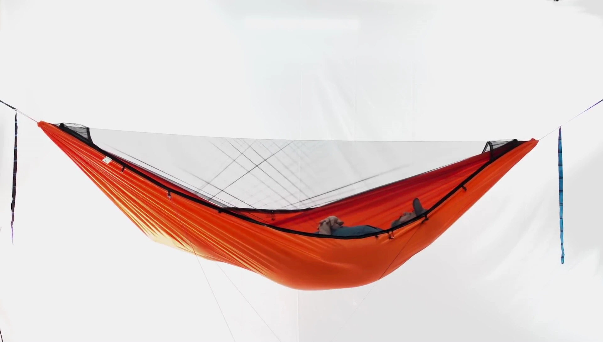 Demonstration of changing sleeping direction within the hammock using the symmetrical top.