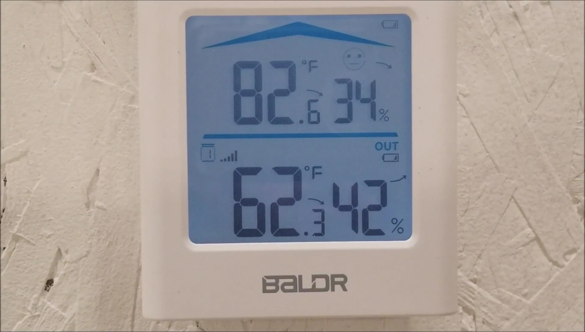 Showing the distance between the main unit and the outdoor sensor.