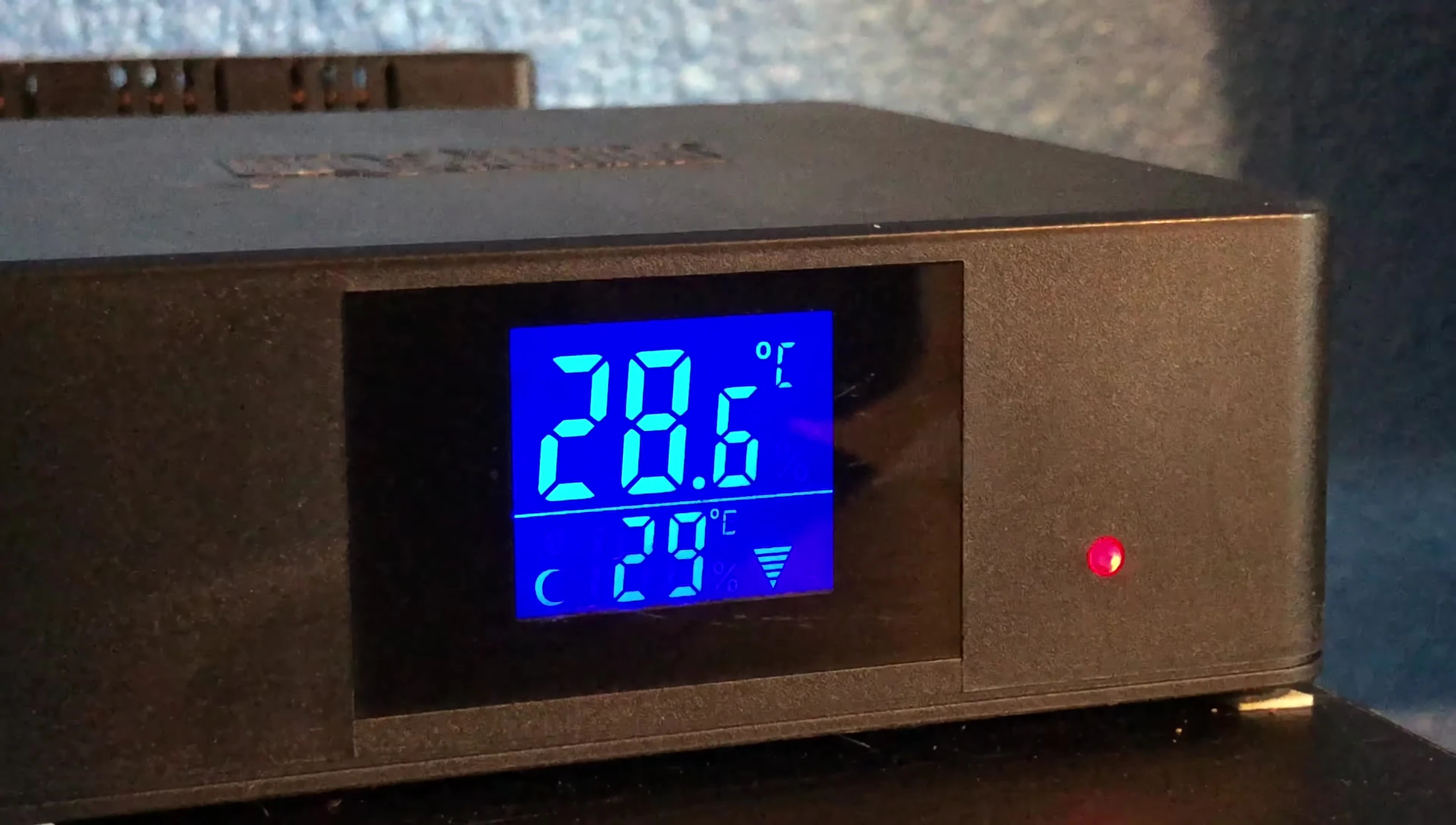 Thermostat display in day mode