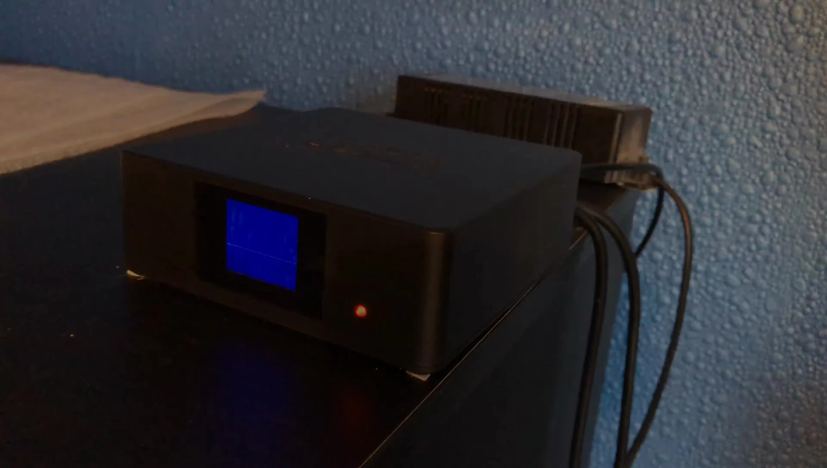 Thermostat display showing day/night icons