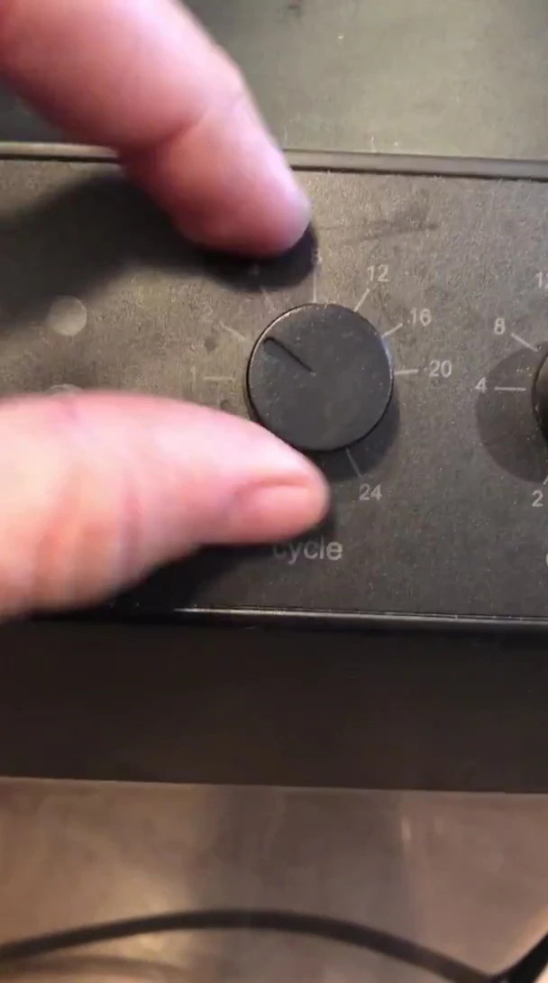 Close-up of the cycle knob