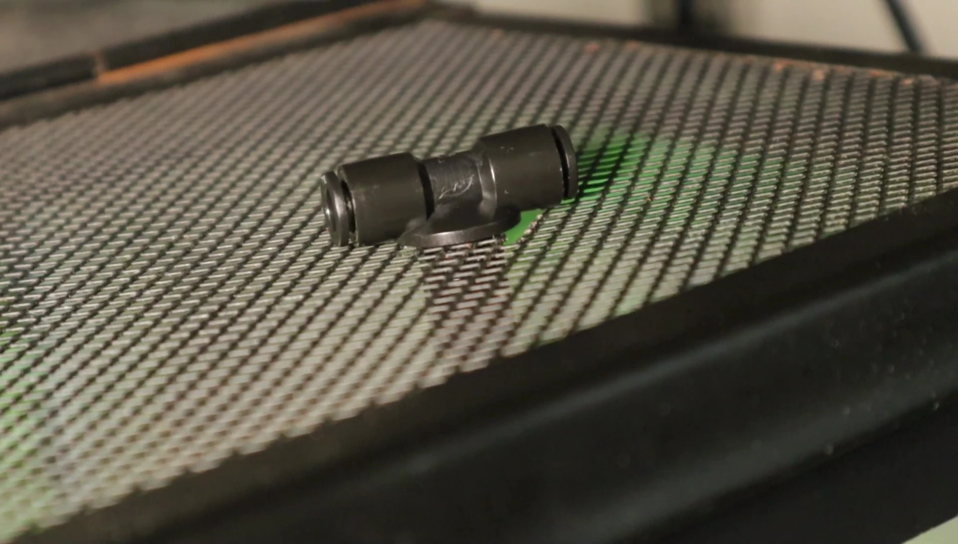Both spray nozzles are shown installed and connected, with a detailed look at the connections.