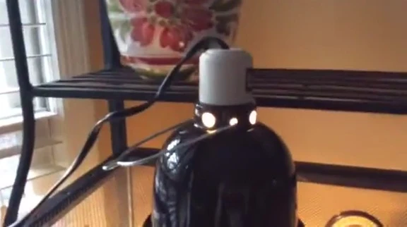 A visual demonstration of how to avoid stressing the lamp's wire.
